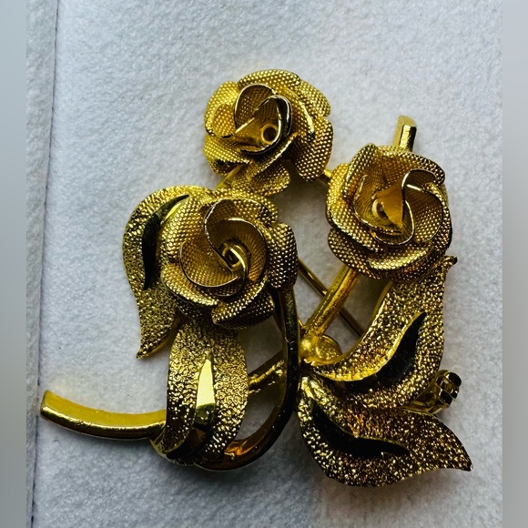 Vintage Lot of  Gold Tone Brooches Necklace Earrings - Picture 5 of 16